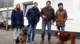 Die Kinder des Vereins Active Learning unterstützen das Soziale Tiernetz Bensheim. Unser Bild zeigt (v.l.) Emma Bulling, Henrik Lerchl, Uwe Himmelreich und Andrea Klein sowie die Vierbeiner Kiffi und Archibald.