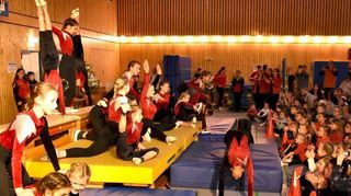 Weihnachtsfeier des Tvgg-Nachwuchses: Die Wettkampfgruppe der Turnerinnen (sechs bis 15 Jahre) zeigte ihr Können (l.). Hoch hinaus ging’s bei der Trampolinvorführung (r.).