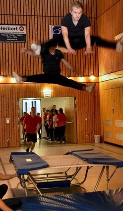 Als Duo zeigten diese beiden Jugend-Turner, wie hoch sie mit dem Trampolin springen können. ML/BILD: WEINBACH
