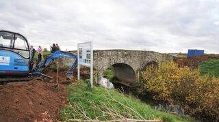2015 wurde die Alte Postbrücke stark beschädigt, nun wird das historische Bauwerk vollständig saniert.