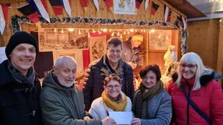Die Frankreichfreunde wurden für die schönste Bude auf dem Weihnachtsmarkt prämiert. Unser Bild zeigt (v.l.) Bürgermeister Holger Habich, Willi Lorenz (Freundeskreis Pierrefonds), das Ehepaar Lüder aus Pierrefonds, Stadträtin Ingrid Germann und Hanne Gruß (Freundeskreis Pierrefonds).