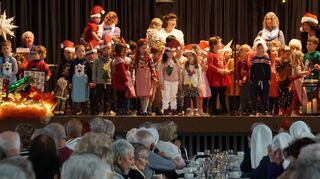 Jung und Alt haben ihren Spaß: Die Kita-Kinder spielten bei der Seniorenweihnachtsfeier eine wichtige Rolle.