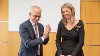 Minister Tarek Al-Wasir überreichte das Bundesverdienstkreuz am Bande in Darmstadt an Tatjana Steinbrenner.