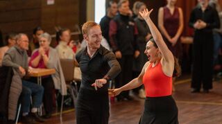Der Tanzsportclub hatte zum Adventsturnier eingeladen. Auch das Lorscher Tanzpaar Nina König und Paul Peters zeigte sein Können. Unser Bild zeigt das Paar bei der Vorführung eines Cha-Cha-Cha.