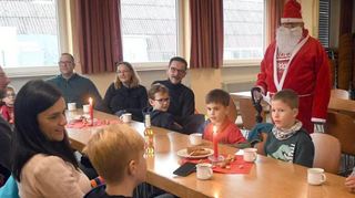 Zwingenberg: Weihnachtsfeier der Florianszwerge / Statt wie letztes Jahr, wo die Weihnachtsfeier coronabsdingt ausfiel und der Nikolaus die Geschenke vor die Haustür legte, wurden Diese dieser Jahr wieder persönlich übergeben in Form eines signierten und gefüllten Turnbautels. Bei der Weihnachtsfeier der Florianzwerge durfte natüchlich auch nicht das Weihnachtslied fehlen, welches dem Nikolaus vorgetragen wurde. Bei Kinderpunsch und Weihnachtsgepäck gab es für die 6-10 Jährigen mit den Eltern ein geselliges Beisammensein, welches vom Feuerwehrverein organisiert wurde. Die Florianzwerge treffen sich jeden 3. Samstag im Monat zwichen 15 und 16 Uhr.
Foto: Jürgen Strieder