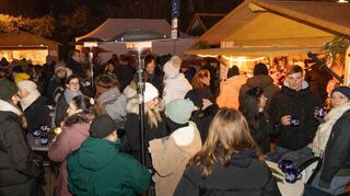 Angesichts von abendlichen Minusgraden schmeckte der heiße Glühwein auf dem Einhäuser Weihnachtsmarkt doppelt gut. An den Ständen gab es Schönes und Leckeres zu entdecken.