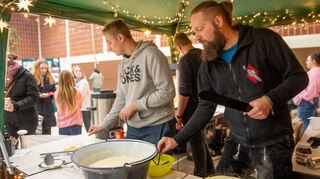 Der Belznickelmarkt in der Lautertalhalle wurde zur Bühne der Region, am Angebot wirkten zahlreiche Vereine und Gruppen mit. Im Bild: der Crêpes-Stand der Evangelischen Kirche, rechts Pfarrer Jan Scheunemann.