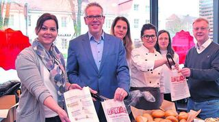 In der Bäckerei Görz an der Ludwigstraße verteilten Gleichstellungsbeauftragte Alexandra Schmitt, Landrat Christian Engelhardt, Gleichstellungsbeauftragten Nicole Schmitt, Filialleiterin Dragana Upiparipovic, Gleichstellungsbeauftragte Tamara Bernhard und Bürgermeister Rainer Burelbach Brötchentüten mit der Aufschrift „Gewalt kommt mir nicht in die Tüte“.