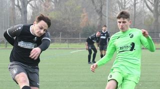 Wintersport im Grünen: Auf dem geräumten Platz in Lampertheim herrschten gute Bedingungen, so dass der TSV Gadernheim sein Auswärtsspiel beim VfB bestreiten konnte. Hier trifft Kevin Trautmann (links) zum 0:2, das die Gäste aus dem Lautertal aber nicht ins Ziel brachten (re. Tim Jäger).