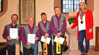 Auszeichnungen beim Posaunenchor: (von links) Reinhard Pfeifer, Gerhard Pfeifer, Achim Bickelhaupt und Matthias Weihrauch mit Astrid Schulz Icking vom Kirchenvorstand.