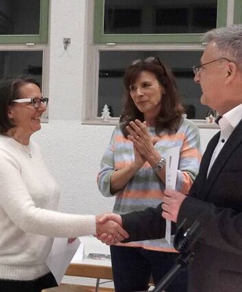 Heppenheims Bürgermeister Rainer Burelbach überreicht Christine Bender (links) die Ernennungsurkunde zur Ersten Stadträtin. Vereidigt wurde die alte und neue Stellvertreterin des Bürgermeisters durch Stadtverordnetenvorsteherin Susanne Benyr.