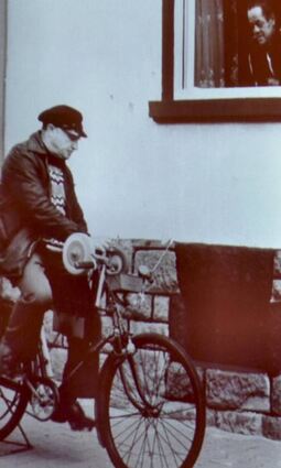 Ein Scherenschleifer, der in den Nachkriegsjahren noch oft in der Gemeinde Einhausen aktiv war. ML/BILD: VfH/WEINBACH