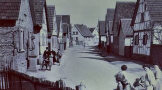 Blick in die Rheinstraße, Richtung Westen, am Kreuz auf der linken Seite war früher das Ortsende der Gemeinde Einhausen. ML/BILD: WEINBACH