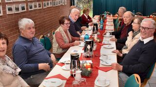 Beim Adventskaffee des Vereins für Heimatgeschichte freuten sich die Besucher (Bild unten) über historische Aufnahmen. Gezeigt wurden unter anderem Fotografien eines Scherenschleifers (o.l.), des alten Rathauses in Groß-Hausen (o.r.) und aus der Rheinstraße.