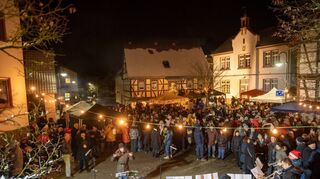 Adventskonzert des Gronauer Vereins-Trios (MGV, Posaunenchor und FFW) auf dem Markt vor der Kirche St. Anna in Gronau,, Bild: Thomas Neu