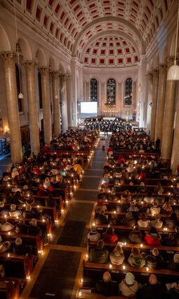 „Adventsmusik bei Kerzenschein“ hieß es am dritten Adventssonntag wieder in der Stadtkirche Sankt Georg. Das beliebte Konzert der Bensheimer Konzertchöre war restlos ausverkauft.