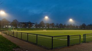Die Stadtverordneten entscheiden in ihrer Sitzung am heutigen Donnerstag (15.) auch über einen weiteren Zuschuss für die FSG Bensheim. Der Verein rüstet den Sportpark West auf LED-Beleuchtung um – was nun zu Mehrkosten geführt hat.