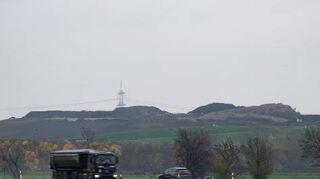 Ein Lastwagen auf einer Straße vor der Deponie Büttelborn.