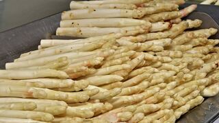Marc-André Kaltwasser liefert für das Cittaslow-Buch „Rezepte für ein gutes Leben“ einen Zubereitungsvorschlag für das „königliche Gemüse“, also den regionaltypischen Spargel.