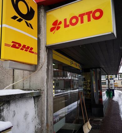 Noch hängt das gelbe Schild mit dem Posthorn am „Haus der Geschenke“ in der Mathildenstraße (o.). Am 24. Dezember wird Schalter dort geschlossen. Am 17. Januar soll eine neue Postfiliale im sogenannten Dreispitzhaus an der Hauptstraße eröffnet werden.