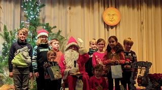 Die Wanderfreunde Bensheim trafen sich zur Weihnachtsfeier im Kolpinghaus. Die Kinder freuten sich besonders über den Besuch des Nikolaus.
