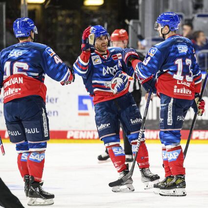 Die Adler Matthew Donovan, Jordan Szwarz und Stefan Loibl (v.l.) feiern den Treffer zum 3:1.
