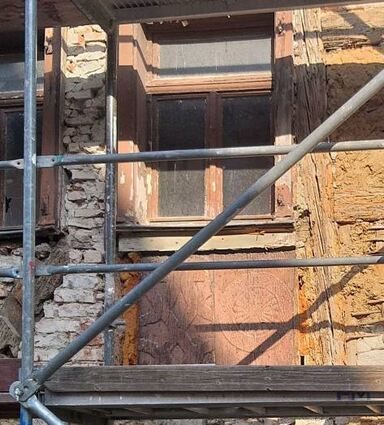 Die Fassade des im 17. Jahrhundert erbauten Hauses Zeller Straße 10 schmückt eine gut erhaltene Reliefplatte, die mit großer Wahrscheinlichkeit vom Mespelbrunner Hof stammt.