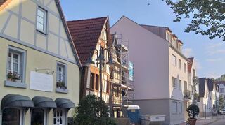 Deutlich zu erkennen ist der Sprung im Verlauf der nördlichen Straßenfront der Zeller Straße. Das Haus mit dem Gerüst davor trägt die Hausnummer 10 und wird derzeit umgebaut.