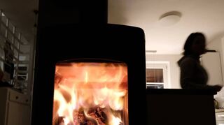 Was in einem Moment noch gemütlich knistert, kann im nächsten Moment richtig gefährlich werden: Holzöfen sollten daher besser nicht selbst angeschlossen werden.