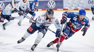 Mark Katic (r.) ist ein flinker Verteidiger. Hier läuft er dem Ingolstädter Stürmer Louis Brune davon.