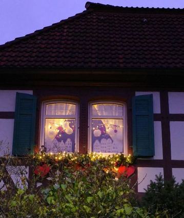Mit weihnachtlichen Motiven sind viele Fenster geschmückt.