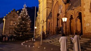Vor dem „Dom der Bergstraße“ St. Peter treffen sich die Heppenheimer am Heiligabend.