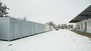 In Containern (links) befinden sich die sanitären Anlagen für die neue Flüchtlingsunterkunft in Groß-Rohrheim.