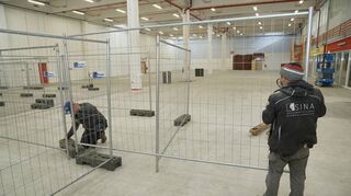 Die Parzellen für die Flüchtlinge in der ehemaligen Känguruinsel in Groß-Rohrheim werden mit Bauzäunen getrennt.