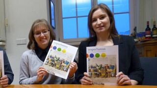 Sichtlich stolz präsentieren Bürgermeister Rainer Burelbach, Stadtarchivarin Katrin Rehbein (Mitte) und Museumsleiterin Luisa Wipplinger die neue „Respectamus“-Ausgabe.