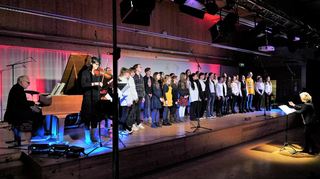 Im ersten Teil des AKG-Weihnachtskonzerts präsentierten sich die jüngeren Sängerinnen und Musiker bis zur Jahrgangsstufe acht.