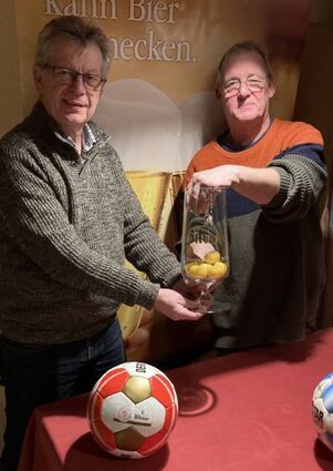 Volker Beetz (re.) vom Förderverein Fußball im Kreis Bergstraße assistierte Pokalspielleiter Reiner Held bei der Viertelfinale-Auslosung.