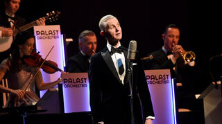 Max Raabe mit dem Palast Orchester in einem ausverkauften Konzertsaal