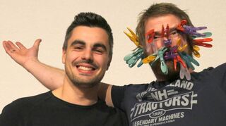 Stefan Maul zwickte sich Wäscheklammern ins Gesicht. Links Moderator Michael Kredel. ppp / Bild: ppp