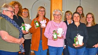 Bei der Adventsfeier der Mitglieder des Frauenkreises Winterkasten stand das gemütliche Beisammensein im Mittelpunkt. Bei frischgebackenen Plätzchen, Glühwein und Tee wollten die Frauen einfach ein paar schöne Stunden miteinander verbringen. Ich finde es toll, dass so viele von Euch zum Adventsabend gekommen sind, freute sich Gabi Klinger in der Begrüßung. Dieses Treffen war auch ein schöner Anlass, um nun den scheidenden Vorstandsmitgliedern danke für ihre jahrelange Arbeit zu sagen und ihnen ein kleines Geschenk zu überreichen. Der amtierende Vorstand verabschiedete (links nach rechts) mit einem Geschenk Karin Schulz, Sabine Richter, Gisela Hoffmann und Rosi Jost. Nach dieser kleinen offiziellen Stunde wurde ein großer Topf mit Glühwein hereingebracht und schnell wurden die Tassen gefüllt. Ein gemütlichen Abend mit netten Gesprächen nahm seinen Anfang.            Jhs/Bild Haas
