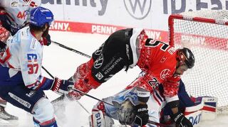Adler-Torhüter Felix Brückmann musste Kopf und Kragen riskieren, um den Sieg in Wolfsburg festzuhalten. Hier landet Darren Archibald auf ihm.