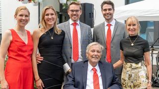 Seit 75 Jahren besteht die Firma Reckeweg. Im Juni wird das Jubiläum gefeiert, an dem Seniorchef Michael Reckeweg (sitzend) noch teilnehmen kann. Am 7. August stirbt er. Im Bild stehend von links Annabel und Natalie Reckeweg, David Reckeweg-Lecompte, Florian Reckeweg und Marita Reckeweg.