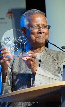 Friedensnobelpreisträger Muhammad Yunus erhält den Kübel-Preis.
