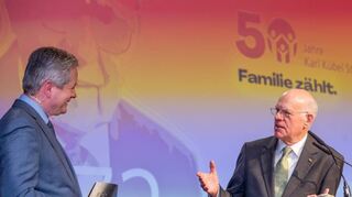 Beim Festakt zum Jubiläum der Karl-Kübel-Stiftung bedankt sich Matthias Wilkes, Vorsitzender des Stiftungsrats (l.), bei Festredner Norbert Lammert.