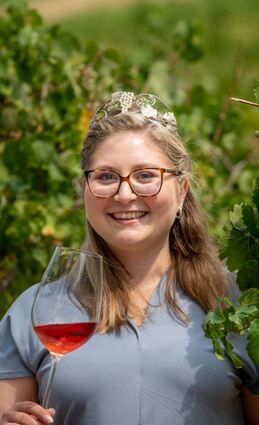 Weinkönigin Stefanie Kippenhan trägt ihre Krone ein weiteres Jahr.