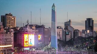 Die Argentinier feiern den WM-Triumph der „Albiceleste“ und Lionel Messi, dessen Gesicht auf den Obelisken in Buenos Aires projiziert wird.