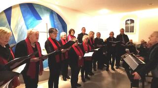 Die Sängerinnen und Sänger des Gesangvereins Eintracht mit dem Dirigenten Alexander Marx sowie der Orff’sche Musizierkreis beim Adventskonzert in der Evangelischen Kirche.