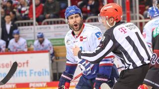 Großer Frust: Mannheims Matthias Plachta ist mit einer Entscheidung des Schiedsrichters nicht einverstanden.