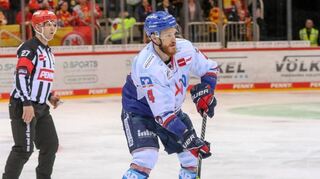 Korbinian Holzer sieht sich und seine Mannschaftskameraden am Freitag gegen Straubing in der Bringschuld.