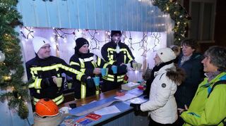 Die Lorscher Feuerwehr bot an den blauen Buden am Stadthaus Glühwein, heißen Orangensaft und Weihnachtsbier sowie Waffeln an.